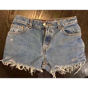 LEVI 550 CUT OFF SHORTS